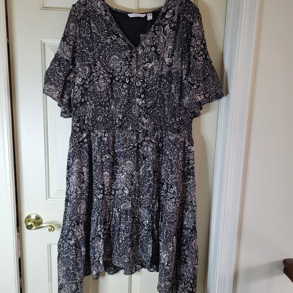 NEW Isaac Mizrahi Black and White Floral V-Neck Midi Dress